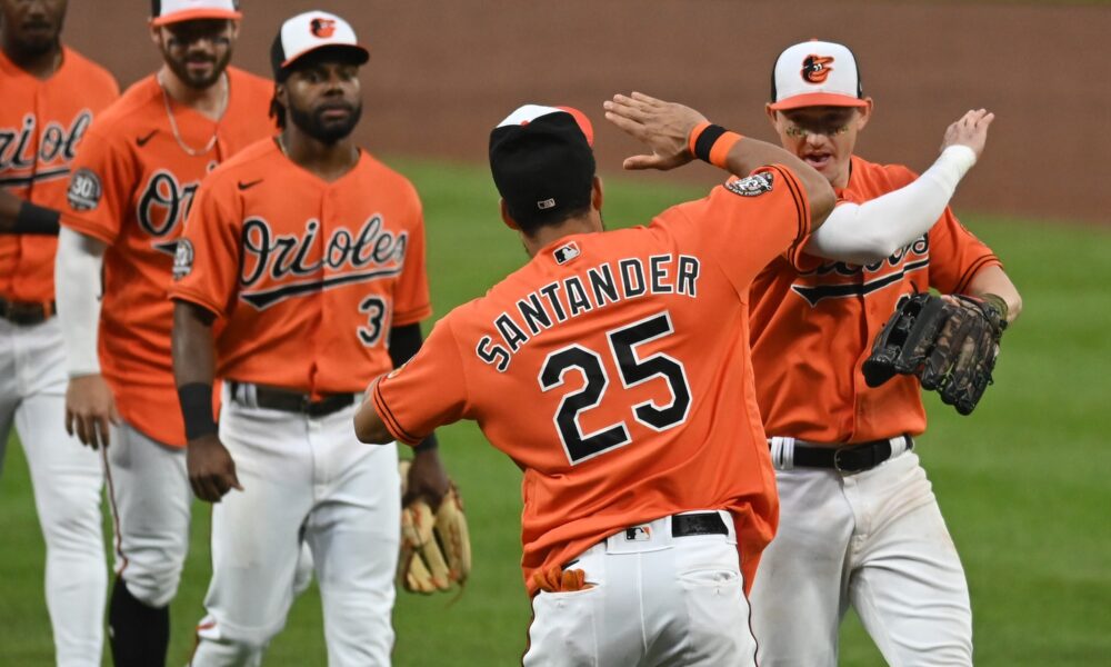 Santander and Mullins HRs help first-place Orioles beat Berríos