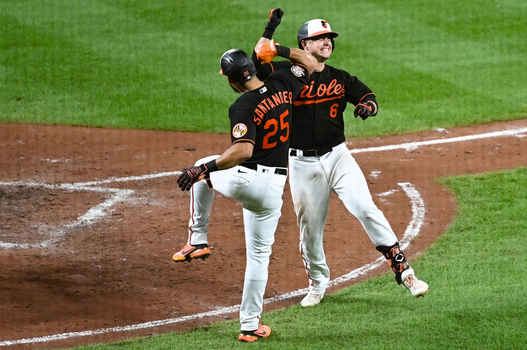 Orioles outlast Red Sox, 15-10; Pitchers allow 19 hits; Harbaugh, Hyde bond  